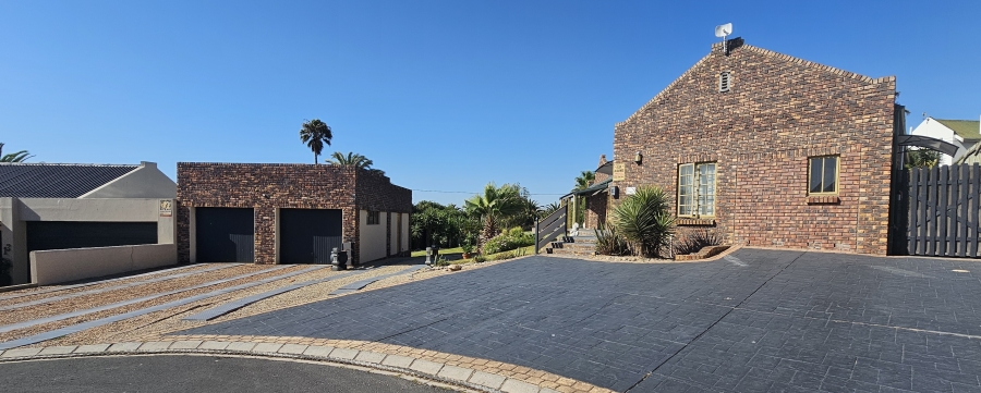 5 Bedroom Property for Sale in Middedorp Western Cape